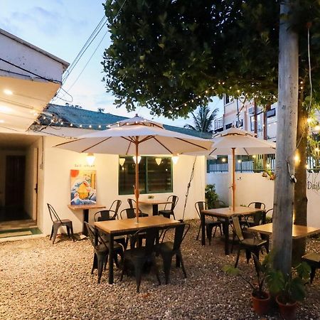 Ocean Breeze Hostel By Daily Sweet Moalboal Extérieur photo