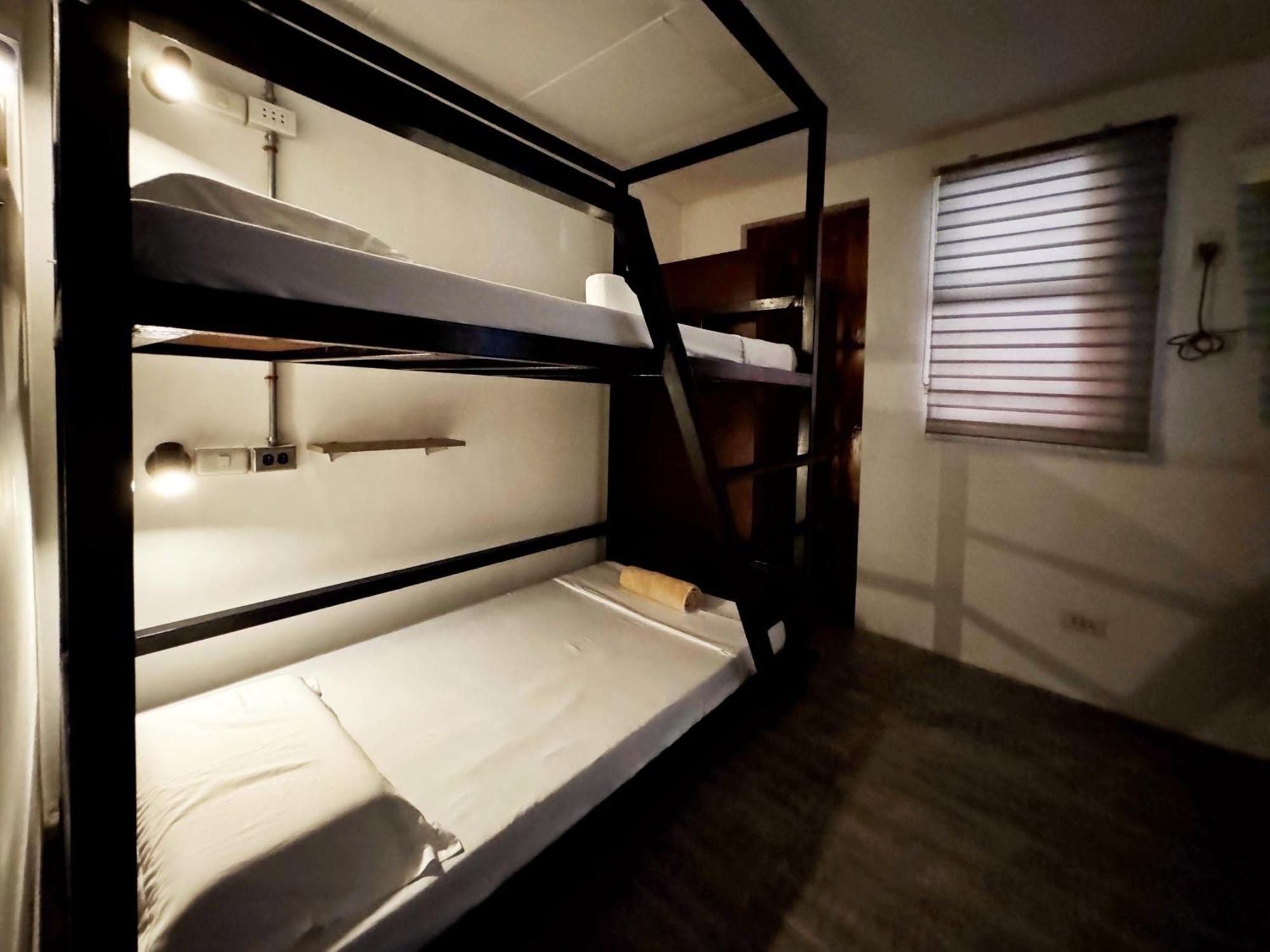 Ocean Breeze Hostel By Daily Sweet Moalboal Extérieur photo