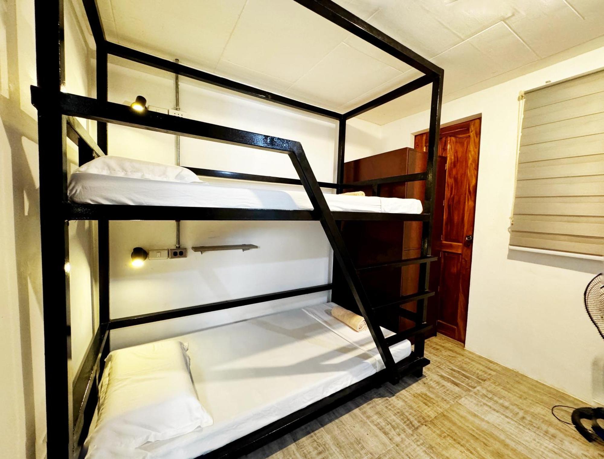 Ocean Breeze Hostel By Daily Sweet Moalboal Extérieur photo